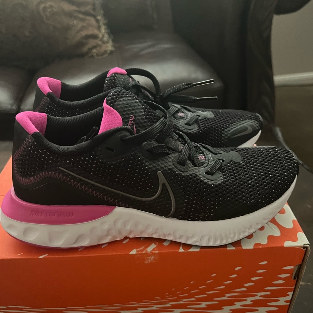 Brand New Women Nike Renew Run